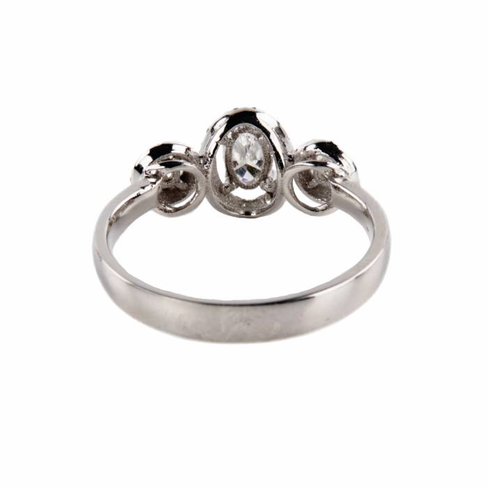 Bague en or blanc avec diamants. 