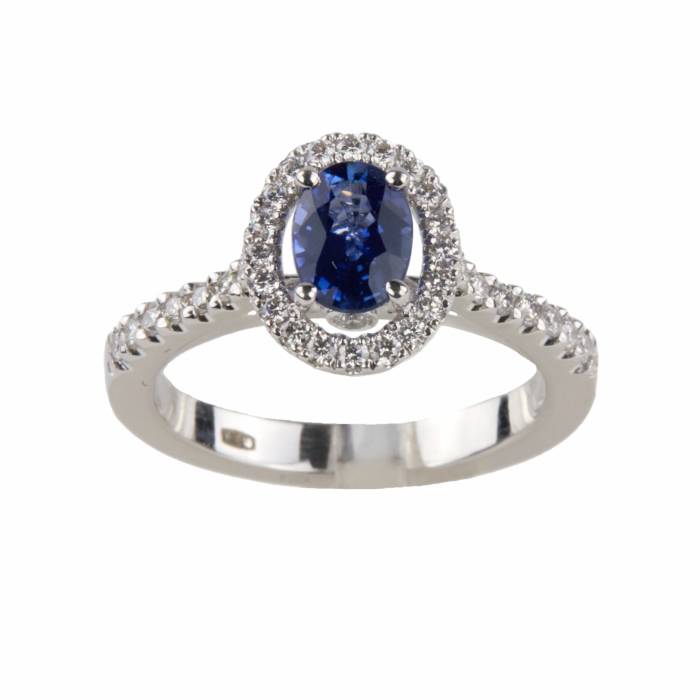 Bague en or blanc avec saphir bleu et diamants. 