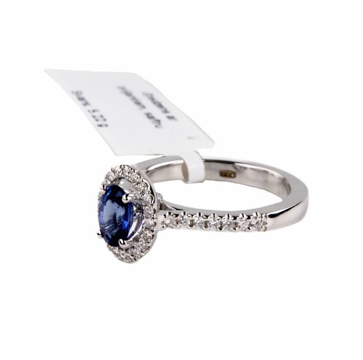 Bague en or blanc avec saphir bleu et diamants. 