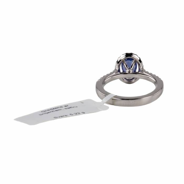 Bague en or blanc avec saphir bleu et diamants. 