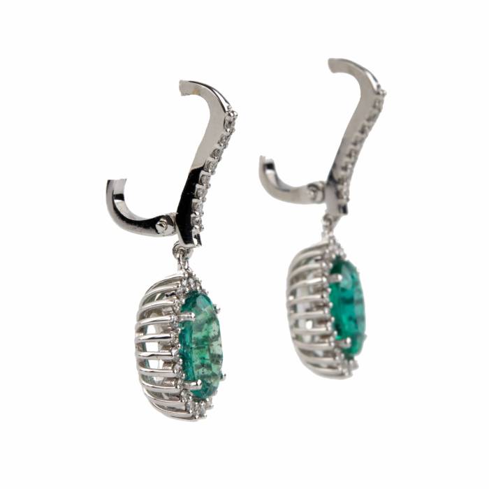 White gold earrings with green emeralds. 