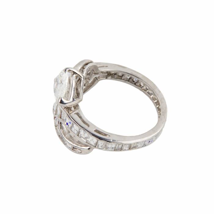 Bague en platine avec diamants. "Serpent". 