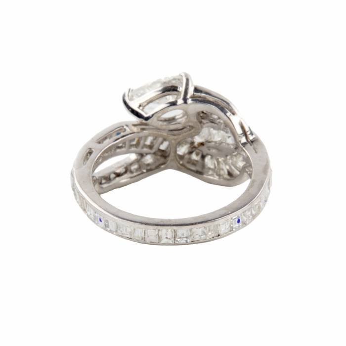 Ring in platinum with diamonds. "Snake". 