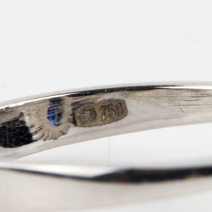 Кольцо белого золота с синим сапфиром и бриллиантами.