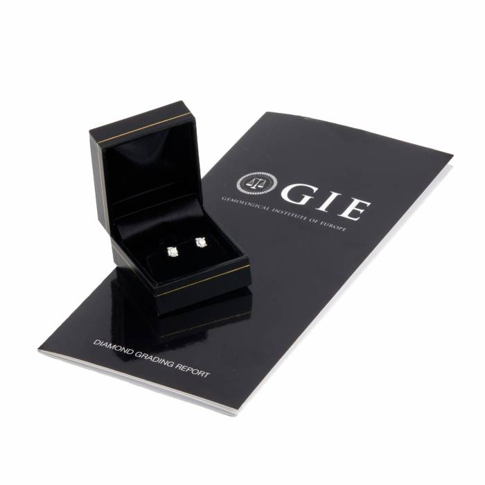 Boucles d`oreilles en or 14 carats avec diamants. 