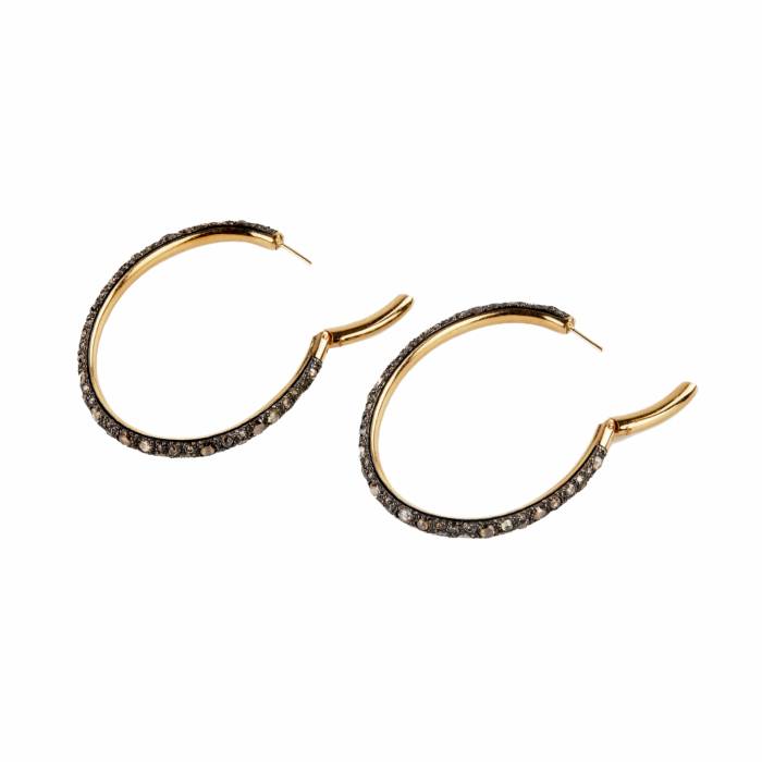 Gold earrings with diamonds. Gioielli Pomellato Tango earrings. 