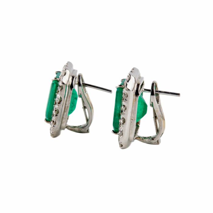 Earrings in white gold with emeralds and diamonds. 