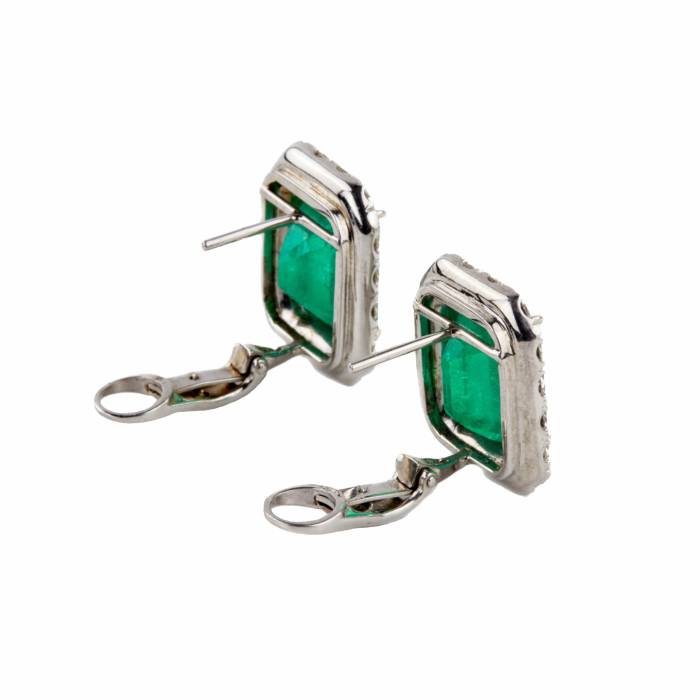 Earrings in white gold with emeralds and diamonds. 