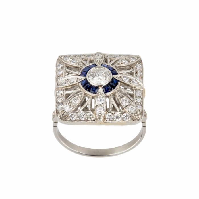 Ring in platinum with diamonds and sapphires in Art Deco style. 