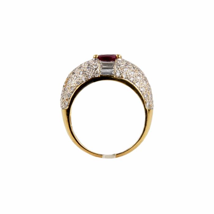 Gold ring with ruby and diamonds. 