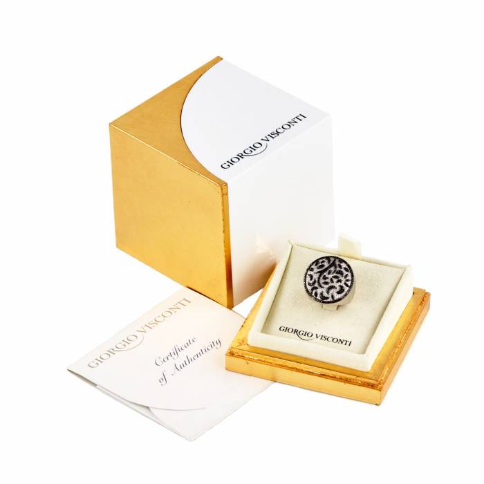 Золотое коктейльное кольцо Giorgio Visconti с бриллиантами.
