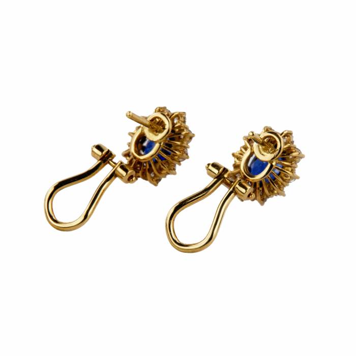 Boucles d`oreilles en or avec saphirs et diamants. Carlo Piccini. 