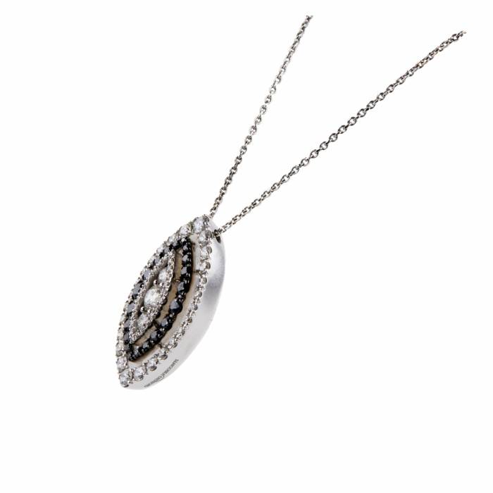 Pendant with a chain of white and black diamonds. Giorgio Visconti. 