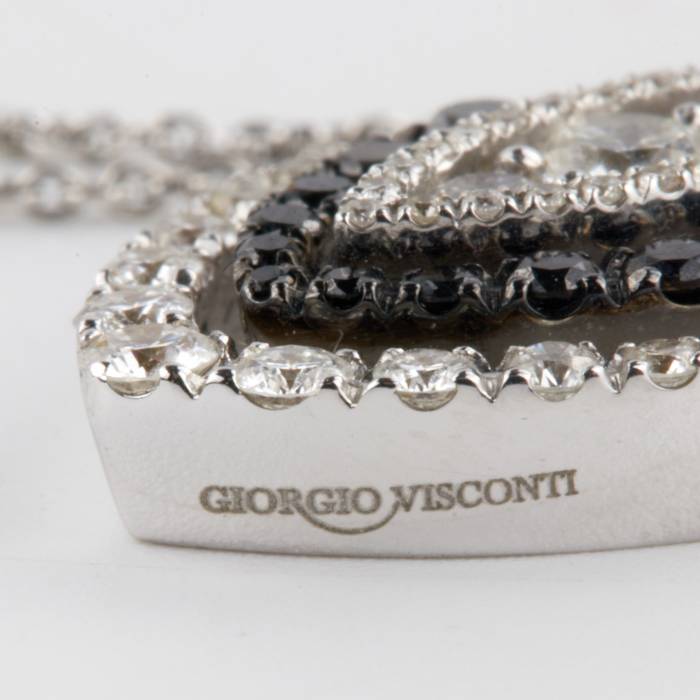 Pendentif avec une chaîne de diamants blancs et noirs. Giorgio Visconti. 