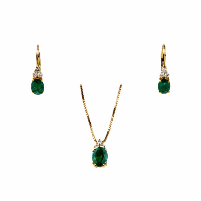 Giorgio Visconti. Gold 18K pendant and earrings with emeralds and diamonds. 