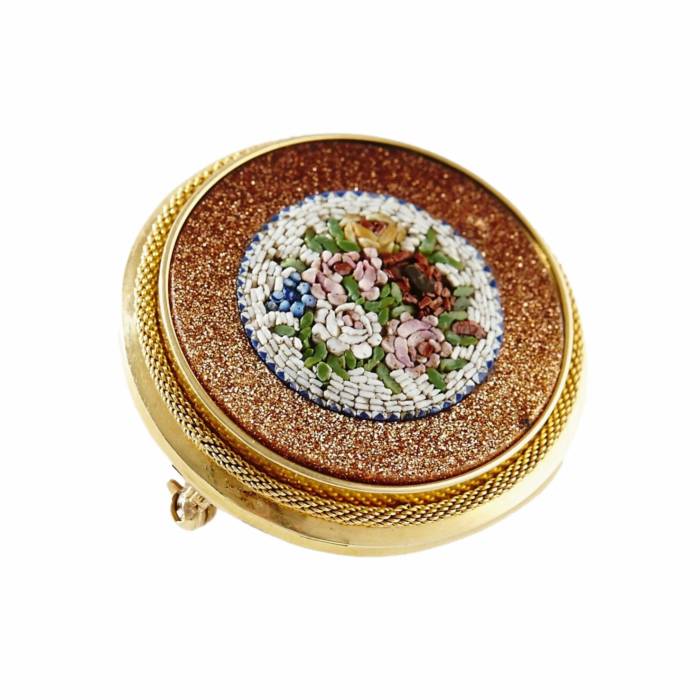 Gold brooch with micromosaic bouquet. 