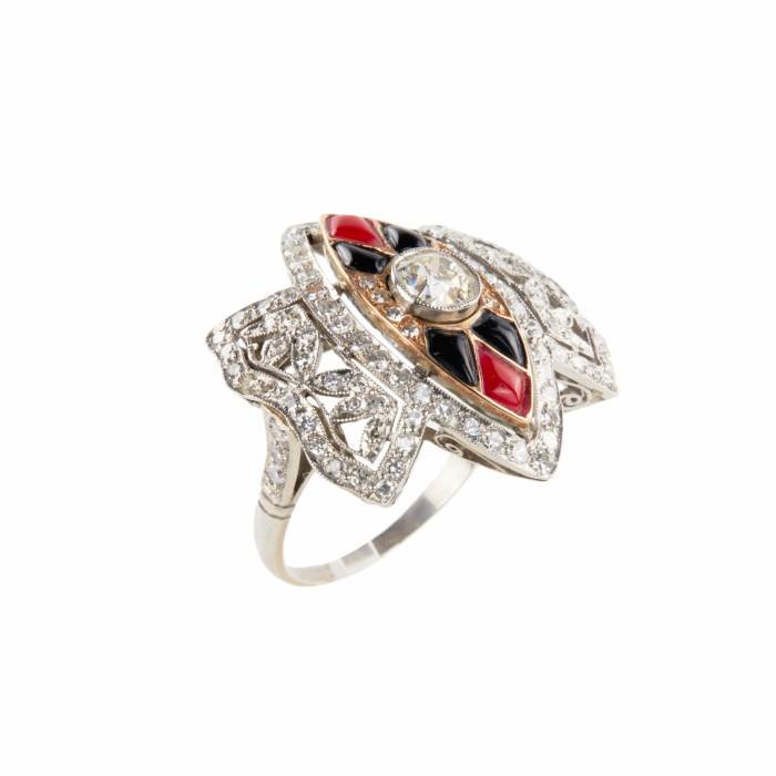 Platinum ring with gold, diamonds, agate and coral. 