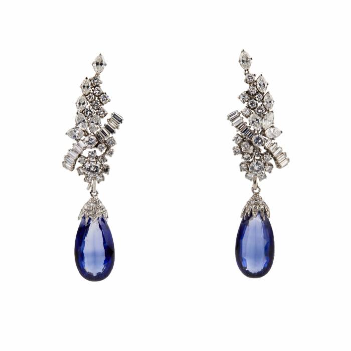 Boucles d`oreilles en or avec diamants et saphirs 