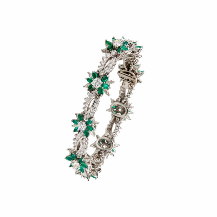 Bracelet in platinum, emeralds and diamonds. 