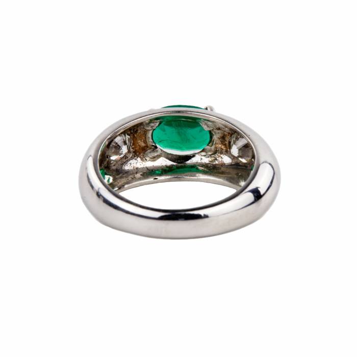 White gold ring with emerald and diamonds. 