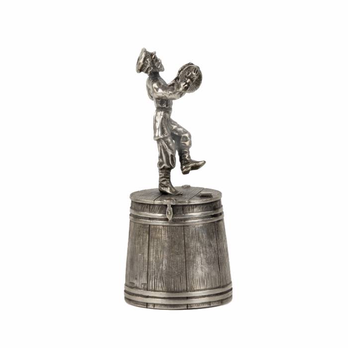 Tasse d`argent Danseur au tambourin. 