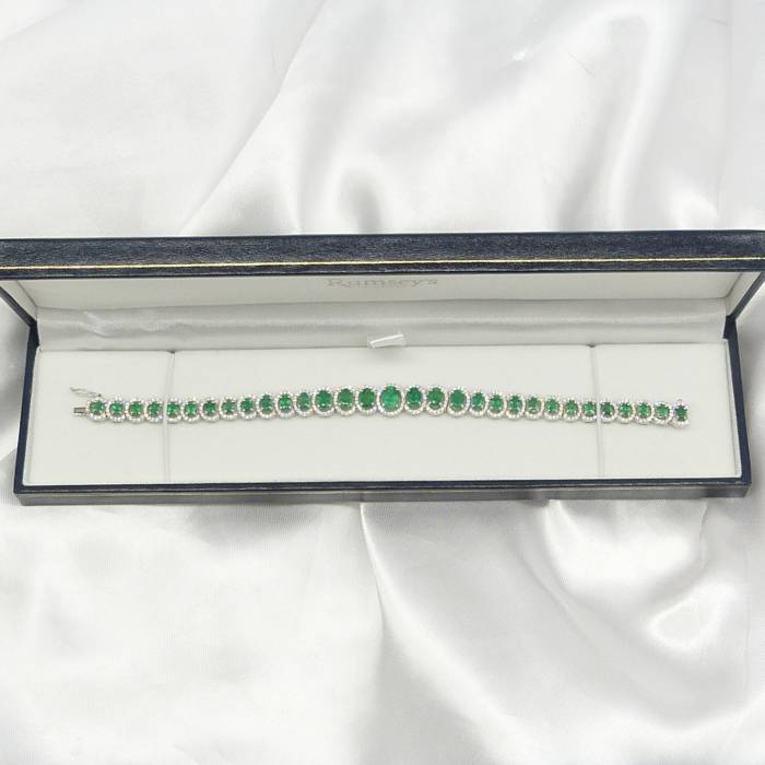 Bracelet impressionnant en or blanc 18 carats avec emeraudes et diamants.