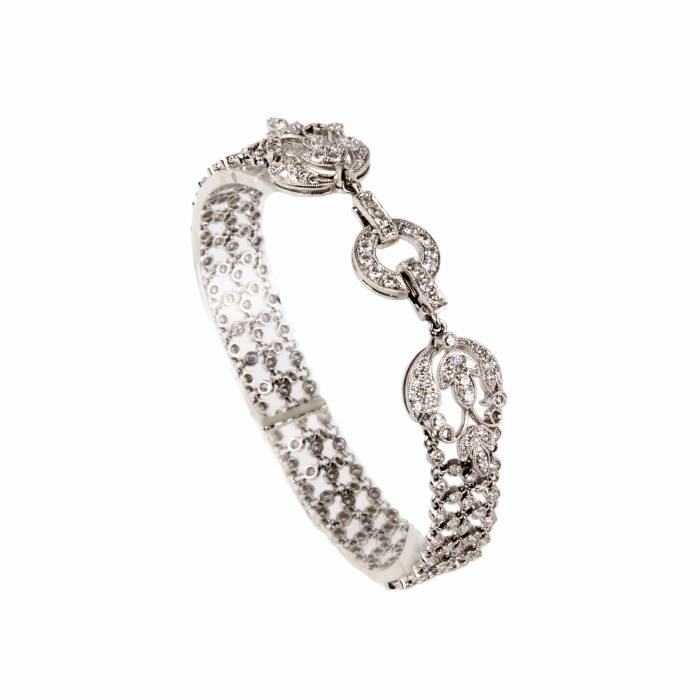 Eleganta rokassprādze no baltā zelta, jostas formā, ar dimantiem. 