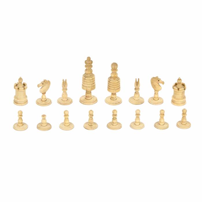 Ensemble de pièces d`échecs. Os, os peint. Europe 19ème siècle. 