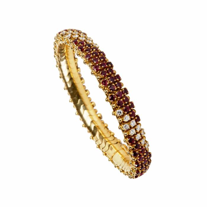 Bracelet en or avec rubis et diamants. 