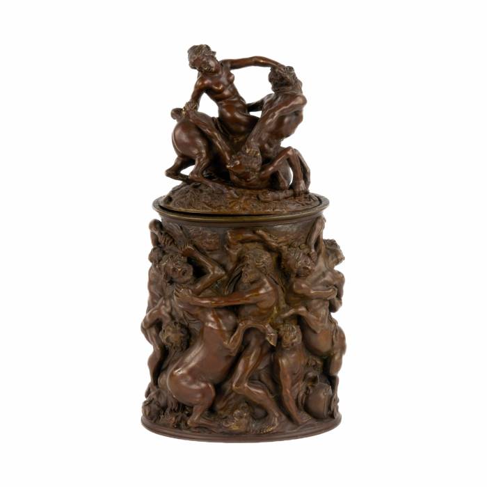 Tobacco pot of patinated bronze Battle of centaurs with Lapiths. 