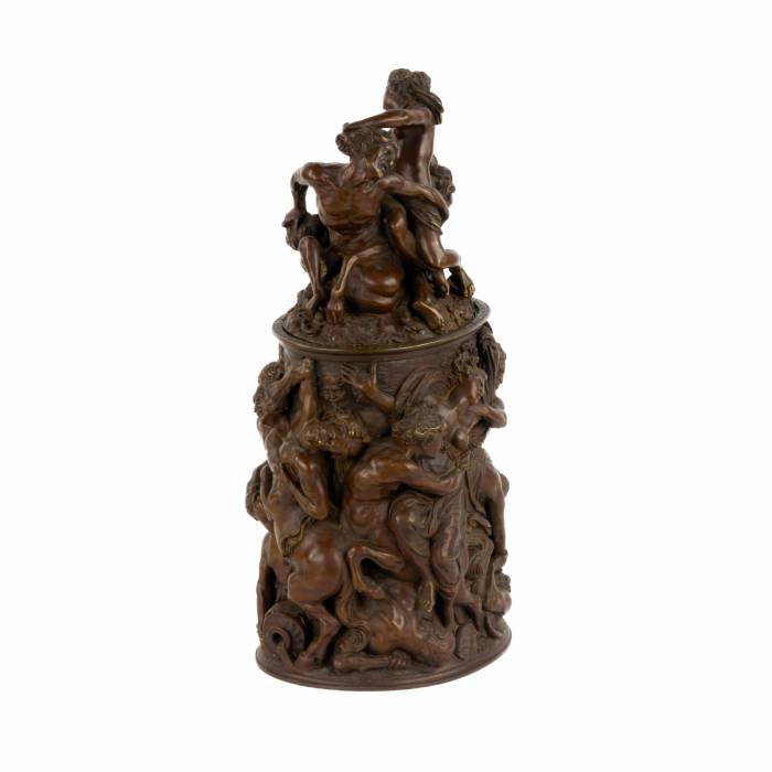 Tobacco pot of patinated bronze Battle of centaurs with Lapiths. 