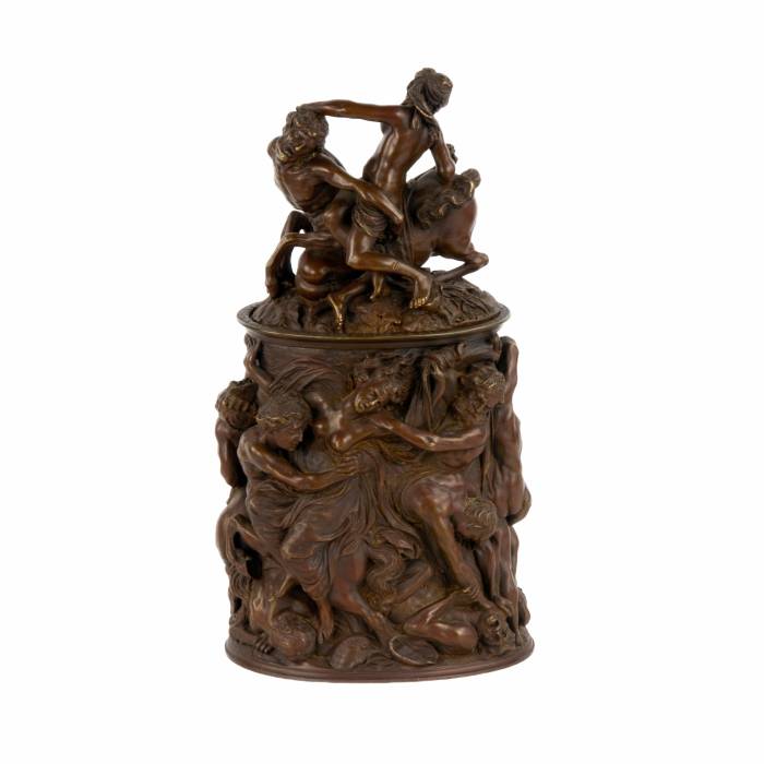 Tobacco pot of patinated bronze Battle of centaurs with Lapiths. 