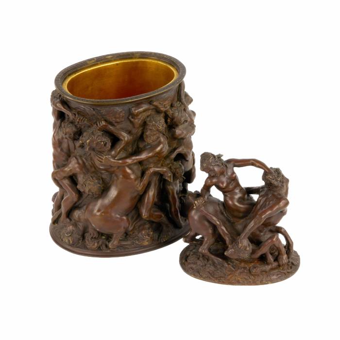 Tobacco pot of patinated bronze Battle of centaurs with Lapiths. 