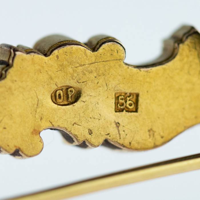 Broche en or émaillé guilloché et diamants Oscar Peel pour Fabergé. 