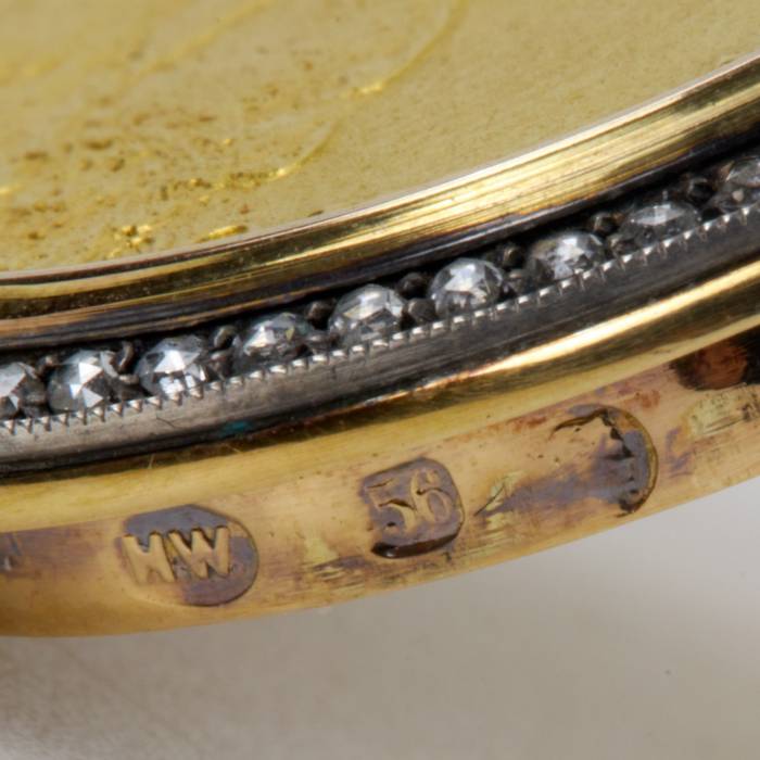 Russian snuffbox made of gold, agate with diamonds. Henrik Wigström, St. Petersburg 1908-1917. 