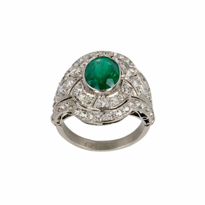 White gold ring with emerald and diamonds. 