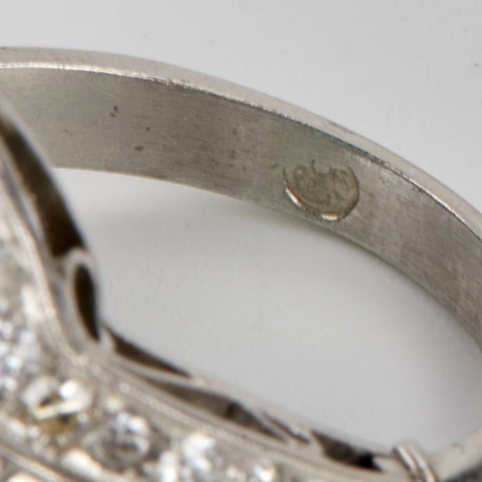 Кольцо белого золота с изумрудом и бриллиантами.