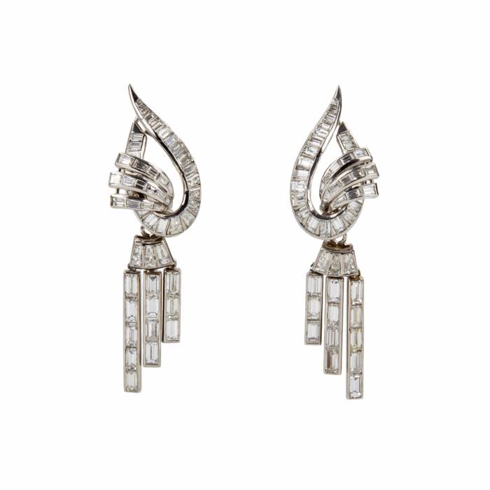 Long white gold earrings with diamonds. 