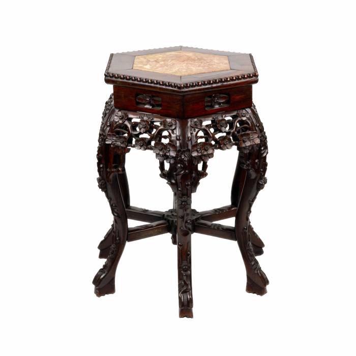 Sculpte, support chinois pour un vase, acajou avec marbre. 