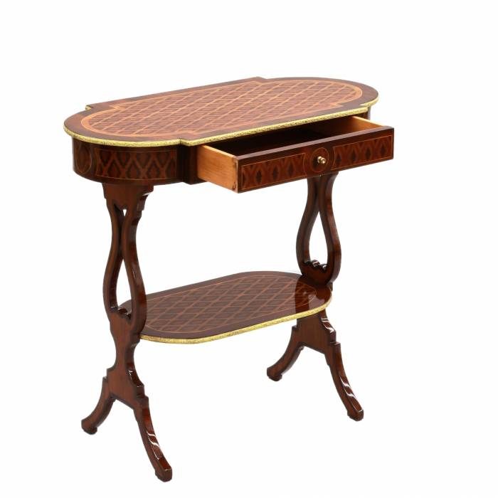 Mahogany salon table with marquetry. 