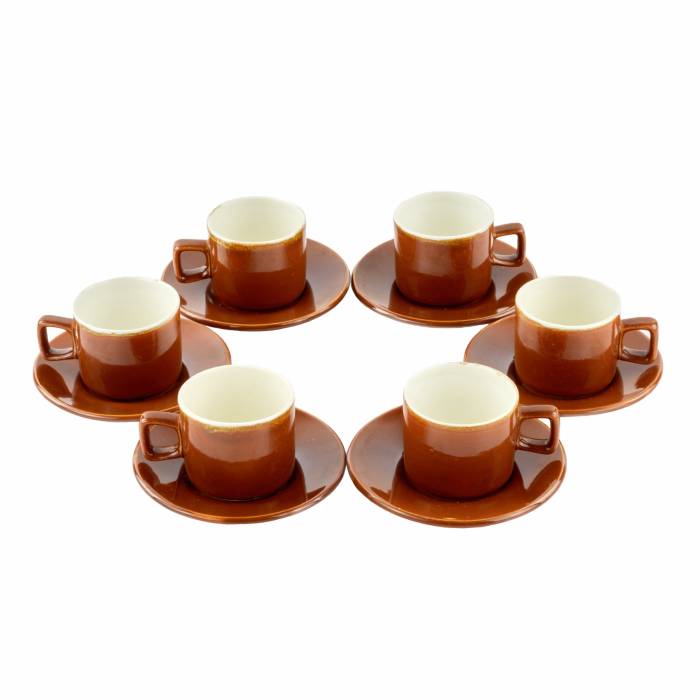 Six tasses à cafe en ceramique avec soucoupes. 