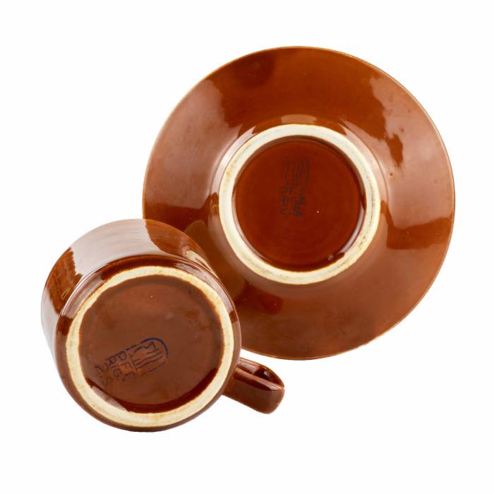 Six tasses à cafe en ceramique avec soucoupes. 