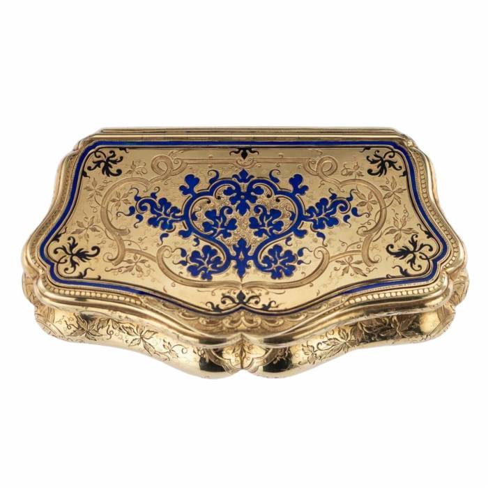 Graceful Russian gift snuffbox made of gold with enamel. 
