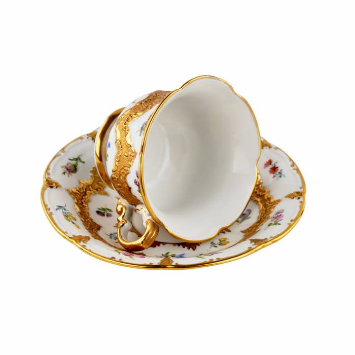 Tasse en porcelaine avec soucoupe. Meissen. 