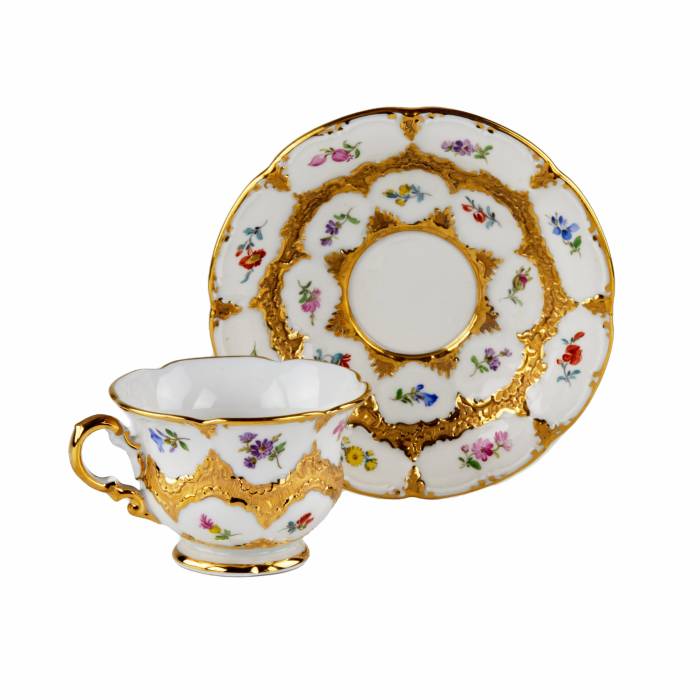 Tasse en porcelaine avec soucoupe. Meissen. 