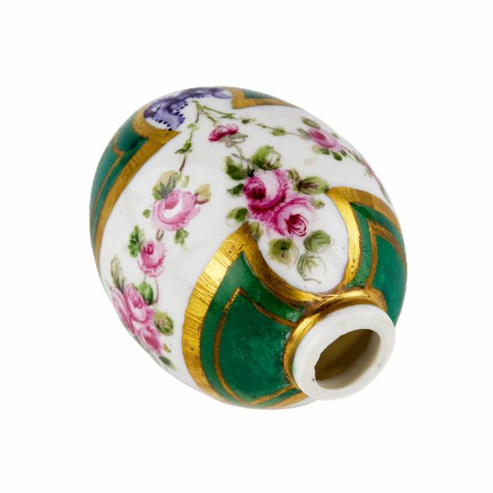 Oeuf de Pâques russe avec support en porcelaine. 