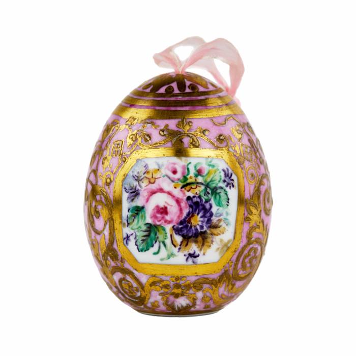 Oeuf de Pâques russe peint en porcelaine. 