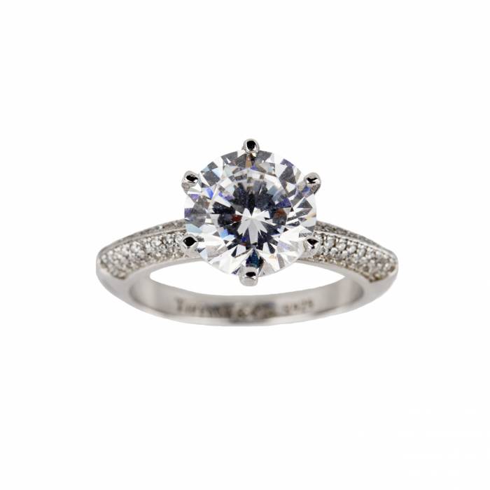 Двойное серебряное кольцо с цирконами бриллиантовой огранки. 