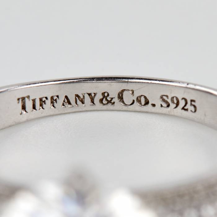 Двойное серебряное кольцо с цирконами бриллиантовой огранки. 