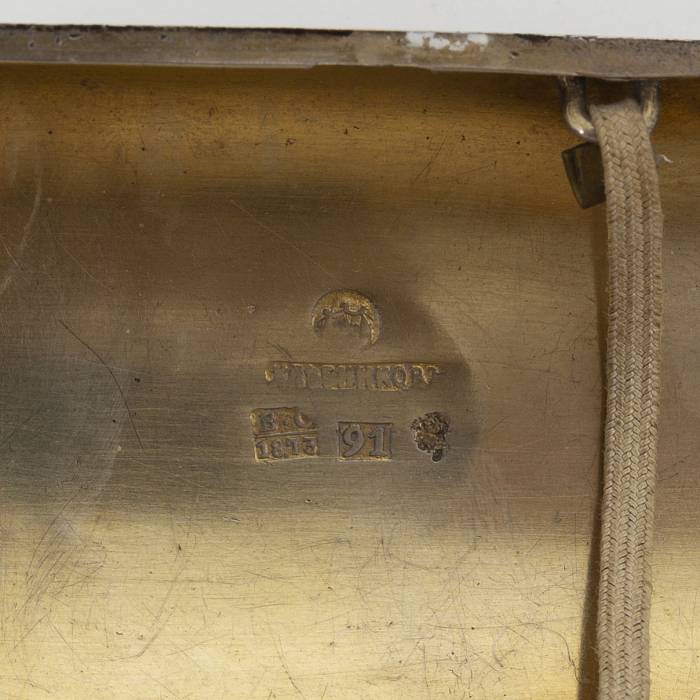 Étui à cigarettes en argent avec email par I. Khlebnikov, 1873. 